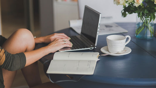 Een vrouw werkt op haar laptop