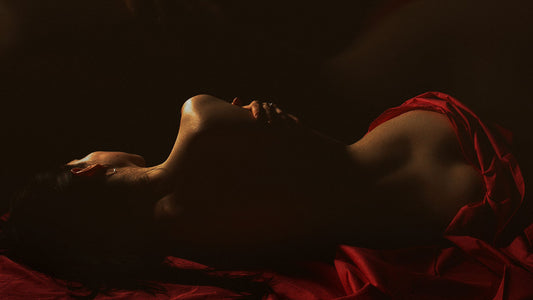 Vrouw in schemerlicht