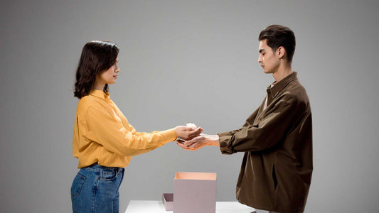 Koppel hand in hand aan het praten