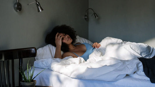 Vrouw in bed denkend aan haar wand vibrator