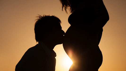 Man kust vrouw op zwangere buik