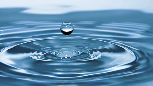 Waterdruppel op water